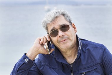 Komuta sizde sahilde cep telefonu ile konuşmak