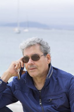 Komuta sizde sahilde cep telefonu ile konuşmak
