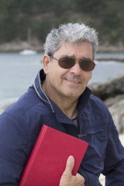 Sahilde bir kitapla komuta sizde