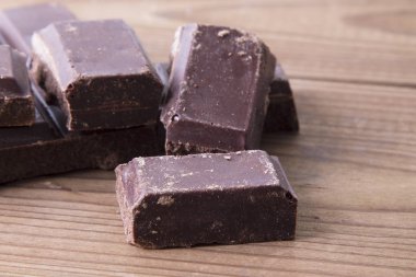 Çikolata parçalarını masanın üstüne yığılmış