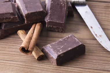 Çikolata ve ahşap zemin üzerine tarçın