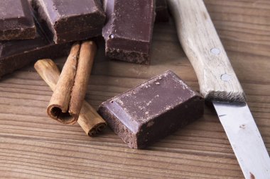 Çikolata ve ahşap zemin üzerine tarçın