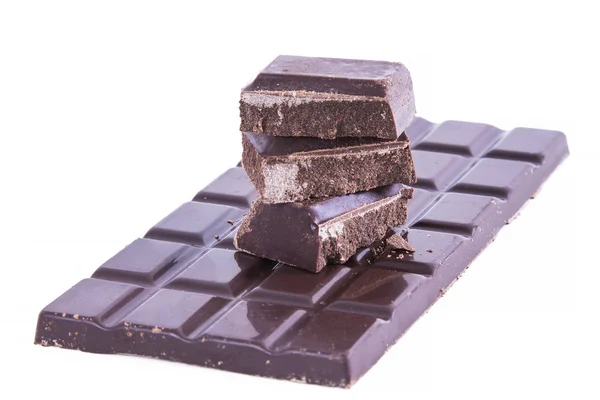 Chocolade repen en stukjes chocolade gestapeld geïsoleerd — Stockfoto