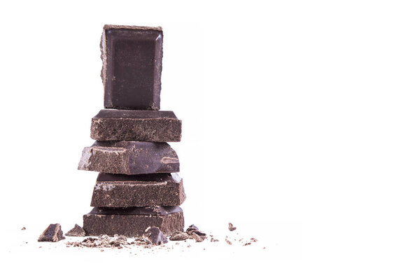 кусочки шоколада изолированы на белом
