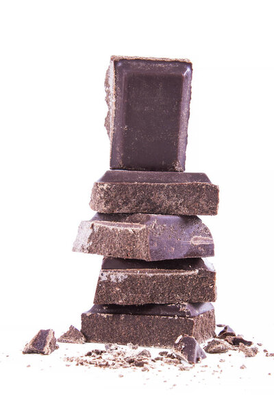 кусочки шоколада изолированы на белом
