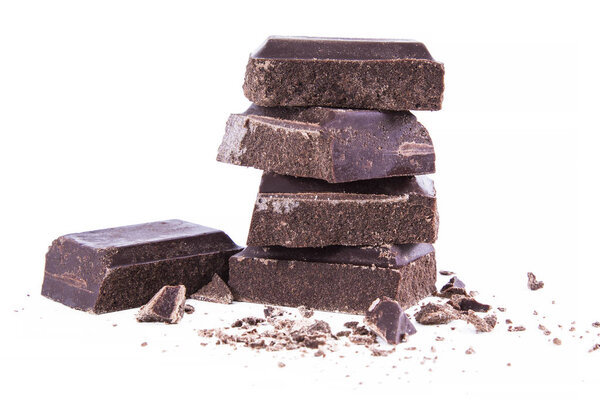 кусочки шоколада изолированы на белом
