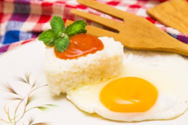 yumurta ve domates pirinç