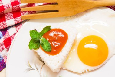 yumurta ve domates pirinç