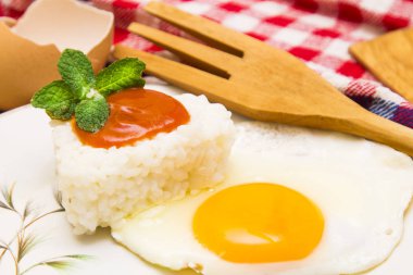 yumurta ve domates pirinç