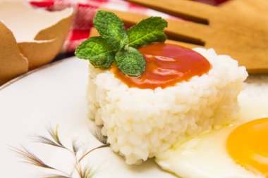 yumurta ve domates pirinç