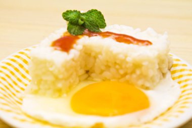 yumurta ve domates pirinç levha