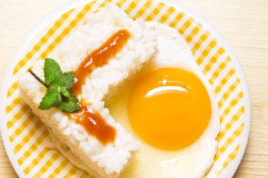 yumurta ve domates pirinç levha