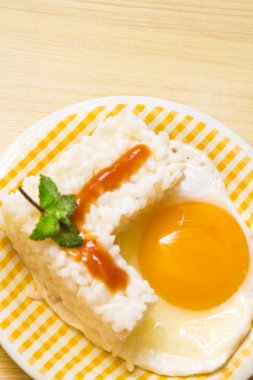 yumurta ve domates pirinç levha