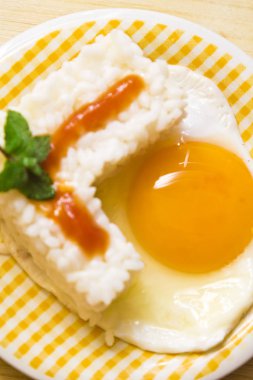 yumurta ve domates pirinç levha