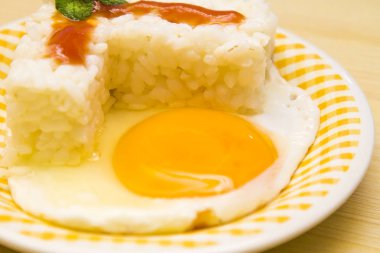 yumurta ve domates pirinç levha