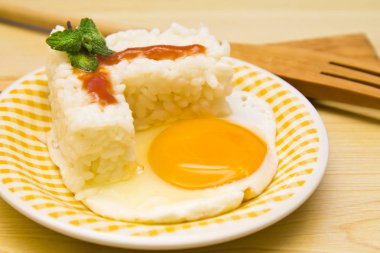 yumurta ve domates pirinç levha