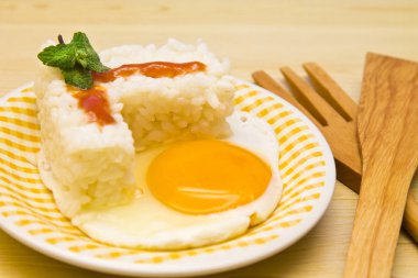 yumurta ve domates pirinç levha