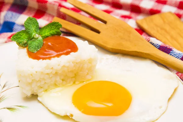 大米用鸡蛋和西红柿 — 图库照片
