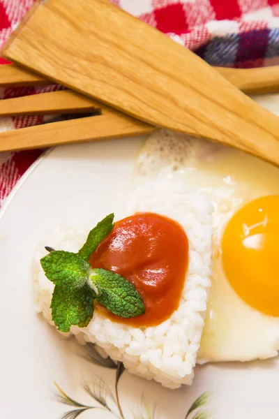 yumurta ve domates pirinç