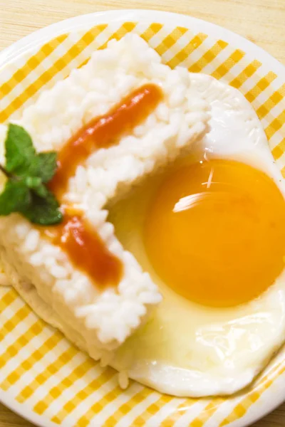 yumurta ve domates pirinç levha