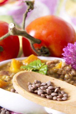 Tahta kaşık ile Mercimek Güveç