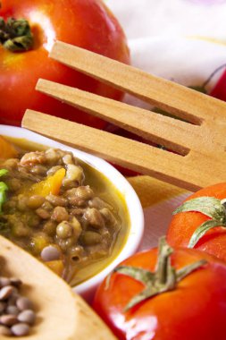 Tahta kaşık ile Mercimek Güveç