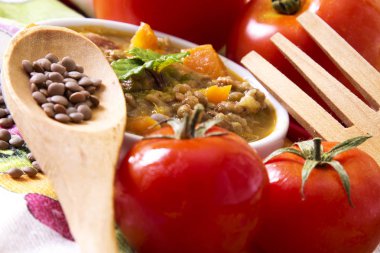 Tahta kaşık ile Mercimek Güveç