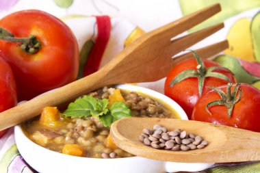 Tahta kaşık ile Mercimek Güveç