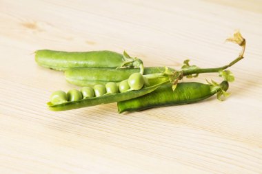 ahşap zemin üzerine bezelye