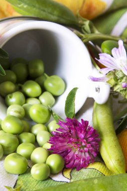 Bezelye ve çiçekler ile kazan