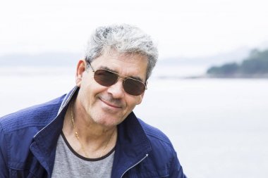 Üst düzey yakışıklı adam portresi