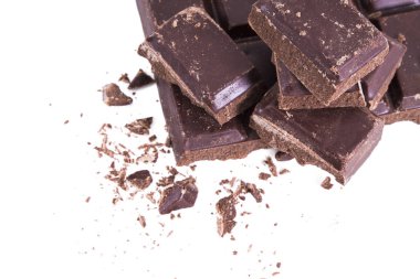 Çikolata parçaları beyaza izole edilmiş.