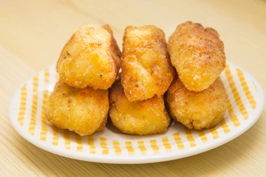 Ahşap masa üzerinde plaka üzerinde kroket