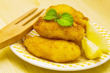 Ahşap masa üzerinde plaka üzerinde kroket