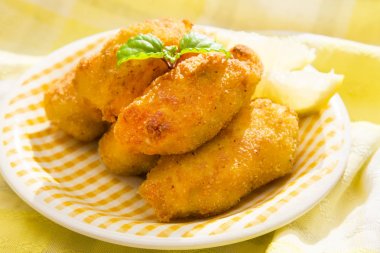 et ahşap cutler ile kroket dolu