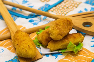 et ahşap cutler ile kroket dolu