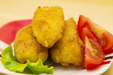 Ahşap masa üzerinde plaka üzerinde kroket