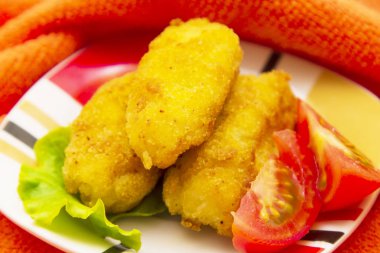 Marul ve domates ile kroket