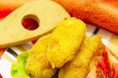 Marul ve domates ile kroket