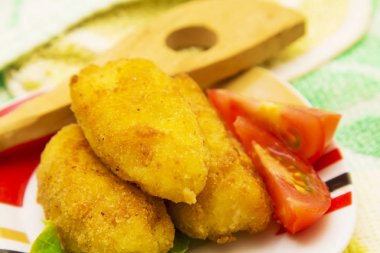 Marul ve domates ile kroket