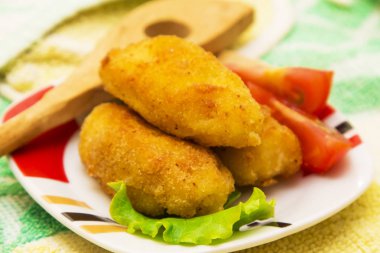 Marul ve domates ile kroket