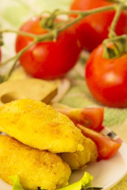 Marul ve domates ile kroket