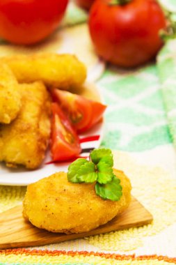 Marul ve domates ile kroket