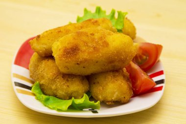 Marul ve domates ile kroket