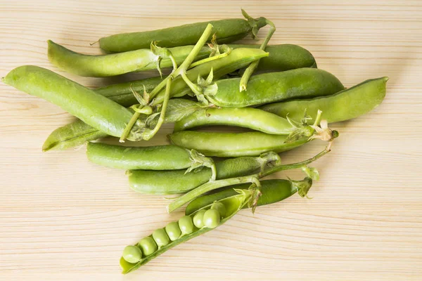 Erwten op houten achtergrond — Stockfoto