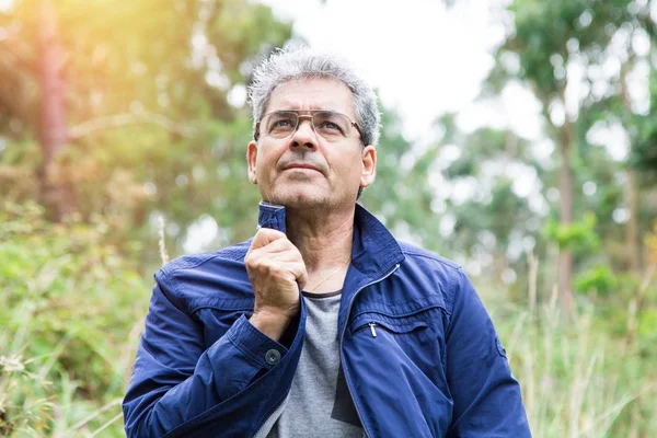 Retrato del hombre mayor en el monte — Foto de Stock