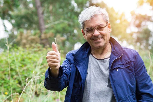 Porträtt av äldre man på mount gör ok gest — Stockfoto