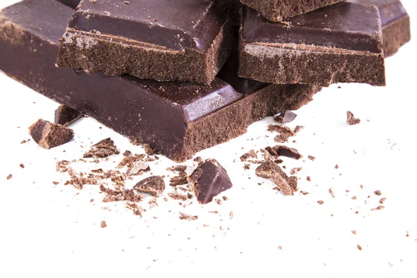 Stukjes chocolade geïsoleerd op wit — Stockfoto