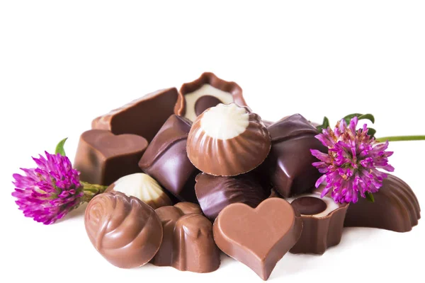 Sortimento de chocolates isolados em branco — Fotografia de Stock