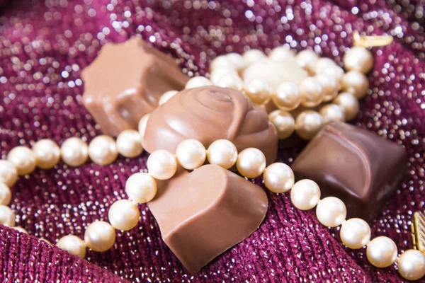 Assortiment de chocolats avec collier de perles — Photo